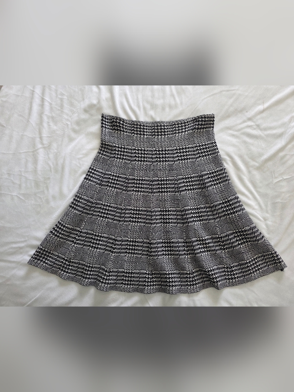 Black and White Houndstooth Flared Skirt, Sz M (Waist stretches to 18")
